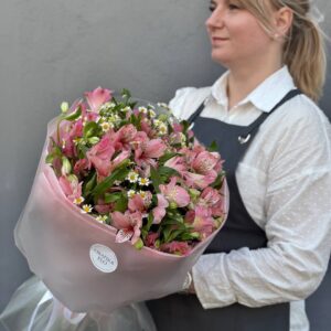 Букет из ромашки и альстромерии