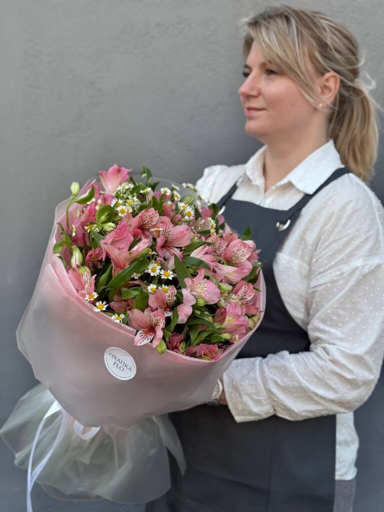 Букет из ромашки и альстромерии