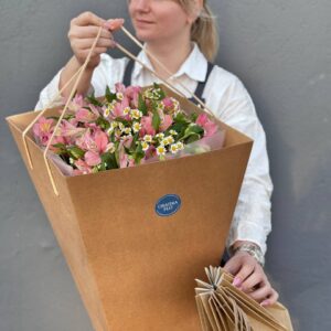 Букет из ромашки и альстромерии