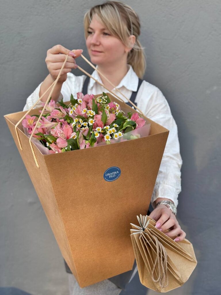 Букет из ромашки и альстромерии