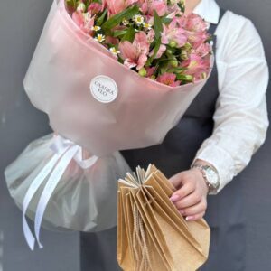 Букет из ромашки и альстромерии