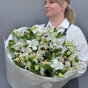 Букет из ромашки и альстромерии