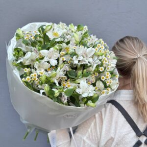 Букет из ромашки и альстромерии