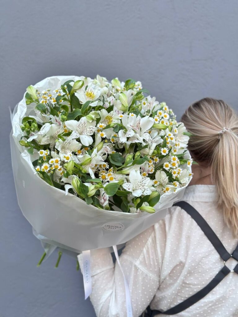 Букет из ромашки и альстромерии