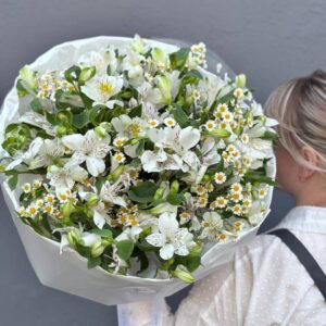 Букет из ромашки и альстромерии