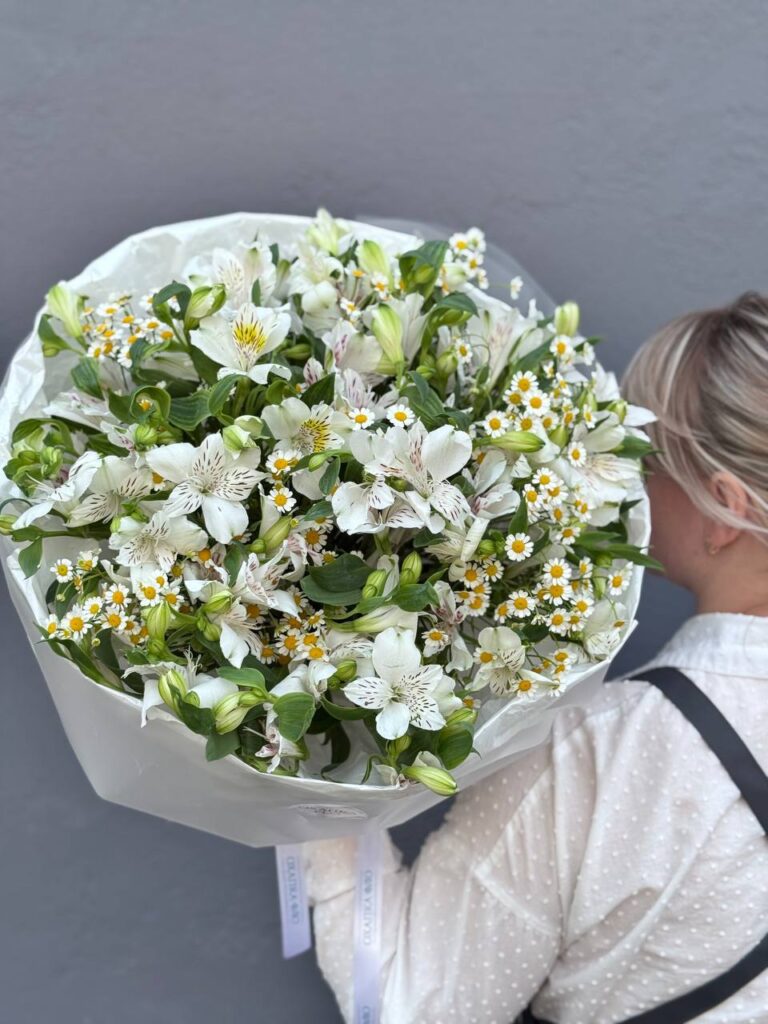 Букет из ромашки и альстромерии