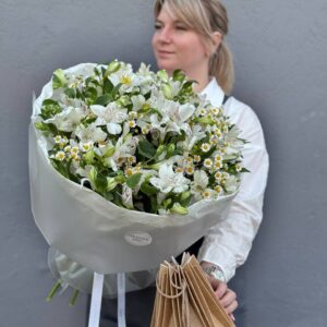 Букет из ромашки и альстромерии