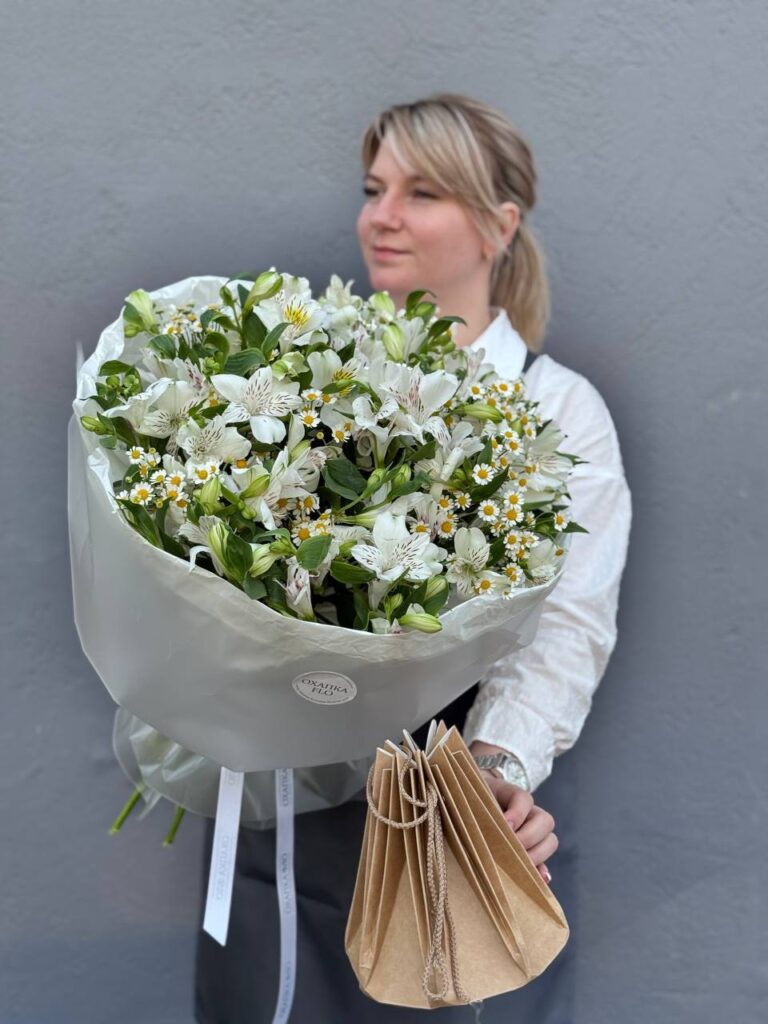 Букет из ромашки и альстромерии