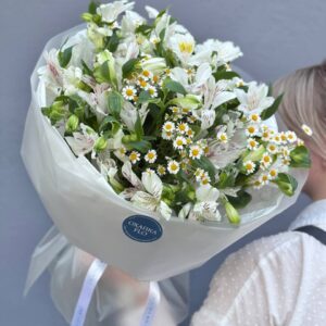 Букет из ромашки и альстромерии
