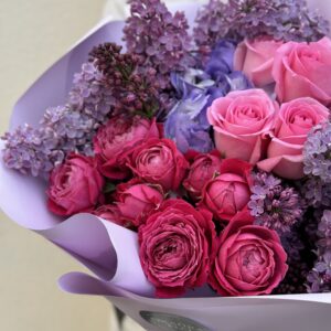 красивый авторский букет из гортензии розы, сирени