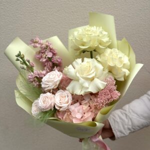 красивый авторский букет из гортензии розы, маттиолы