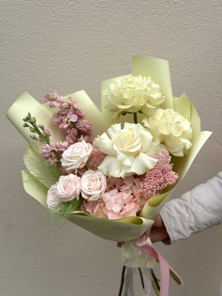 красивый авторский букет из гортензии розы, маттиолы
