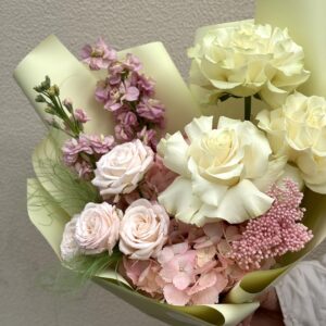 красивый авторский букет из гортензии розы, маттиолы