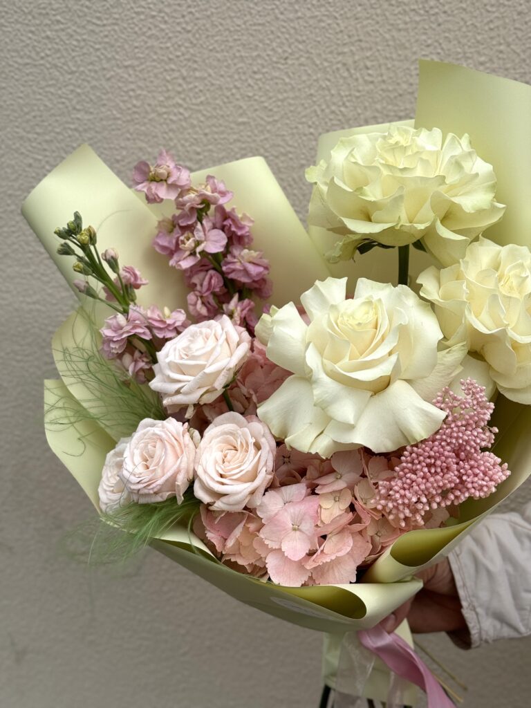 красивый авторский букет из гортензии розы, маттиолы