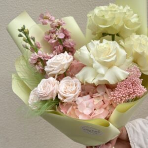 красивый авторский букет из гортензии розы, маттиолы