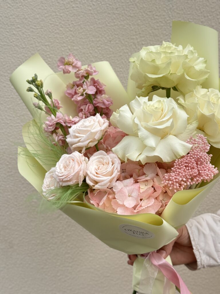 красивый авторский букет из гортензии розы, маттиолы