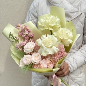 красивый авторский букет из гортензии розы, маттиолы