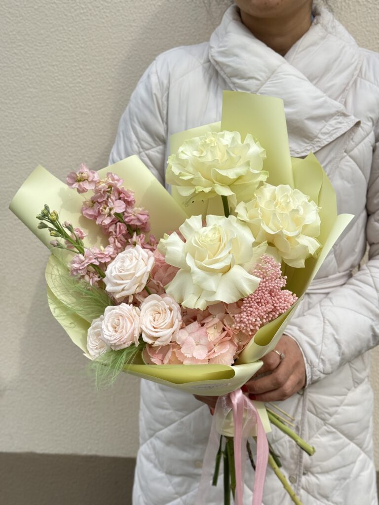 красивый авторский букет из гортензии розы, маттиолы