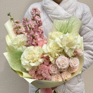 красивый авторский букет из гортензии розы, маттиолы