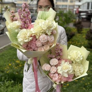 красивый авторский букет из гортензии розы, маттиолы