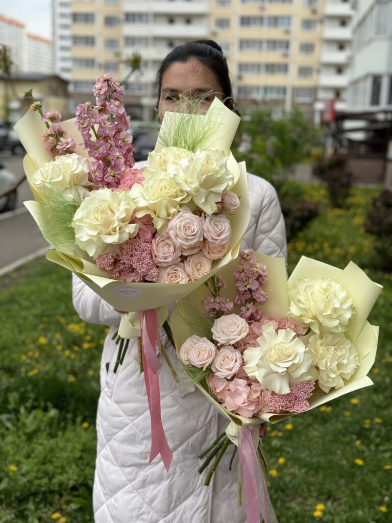 красивый авторский букет из гортензии розы, маттиолы
