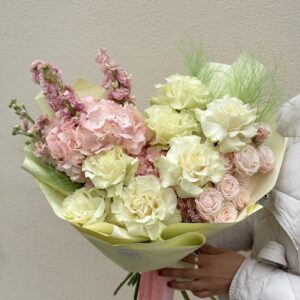 красивый авторский букет из гортензии розы, маттиолы