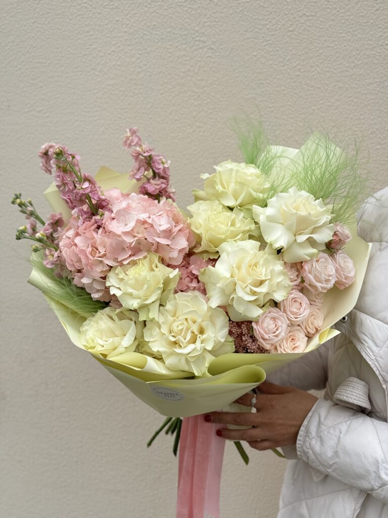красивый авторский букет из гортензии розы, маттиолы