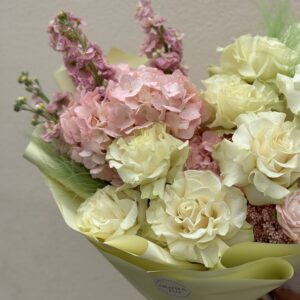 красивый авторский букет из гортензии розы, маттиолы