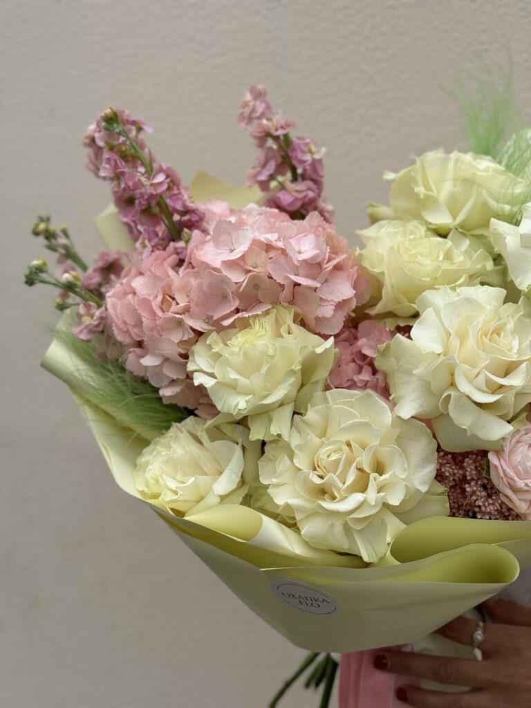красивый авторский букет из гортензии розы, маттиолы