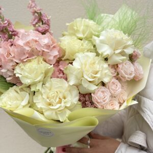 красивый авторский букет из гортензии розы, маттиолы