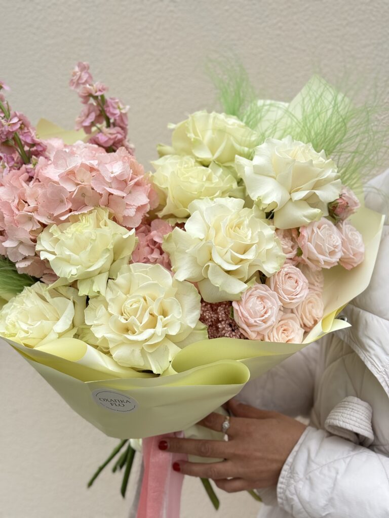 красивый авторский букет из гортензии розы, маттиолы