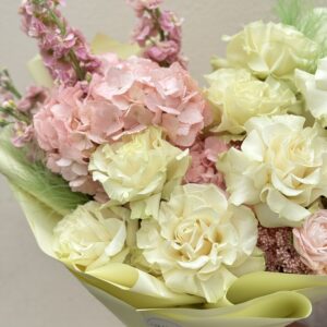 красивый авторский букет из гортензии розы, маттиолы