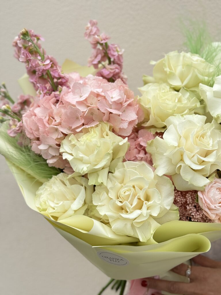 красивый авторский букет из гортензии розы, маттиолы