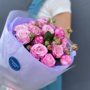 Розы ярко-розовые кустовые букет