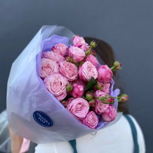 Розы ярко-розовые кустовые букет