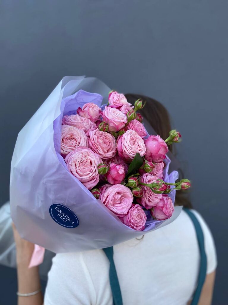 Розы ярко-розовые кустовые букет