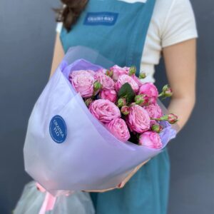 Розы ярко-розовые кустовые букет