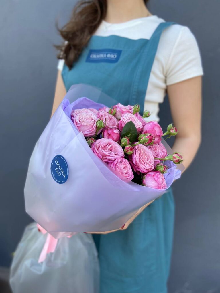 Розы ярко-розовые кустовые букет