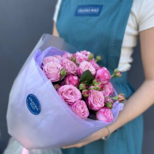 Розы ярко-розовые кустовые букет