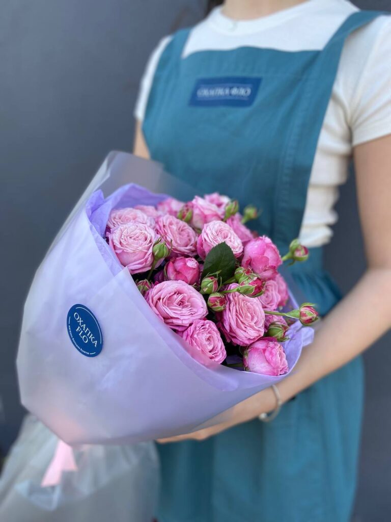 Розы ярко-розовые кустовые букет