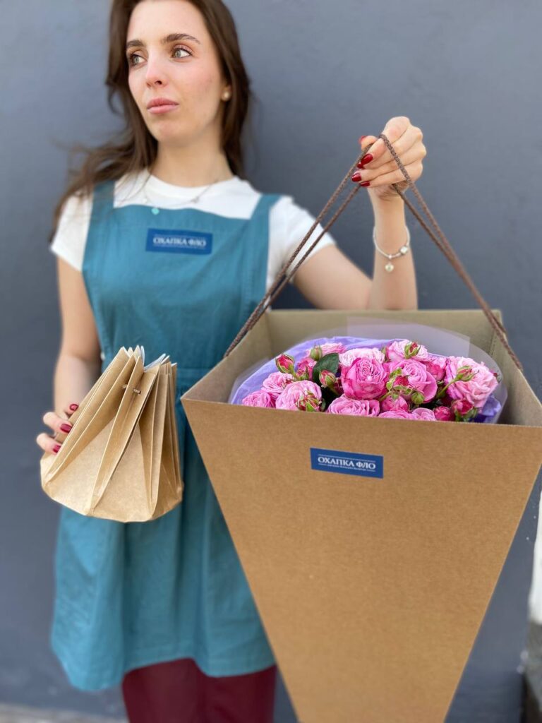 Розы ярко-розовые кустовые букет