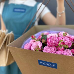 Розы ярко-розовые кустовые букет