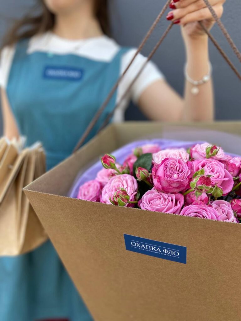 Розы ярко-розовые кустовые букет