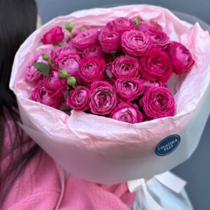 Розы ярко-розовые кустовые букет