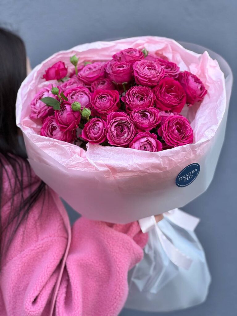 Розы ярко-розовые кустовые букет