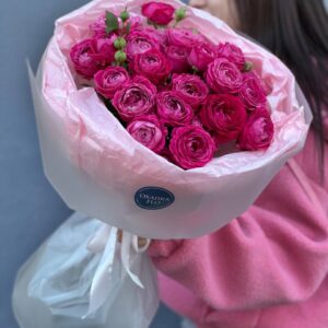 Розы ярко-розовые кустовые букет