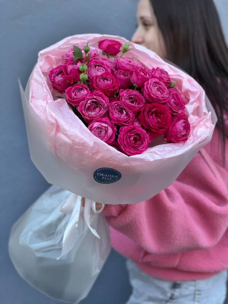 Розы ярко-розовые кустовые букет