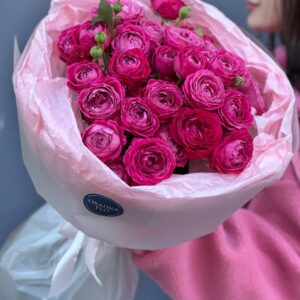 Розы ярко-розовые кустовые букет