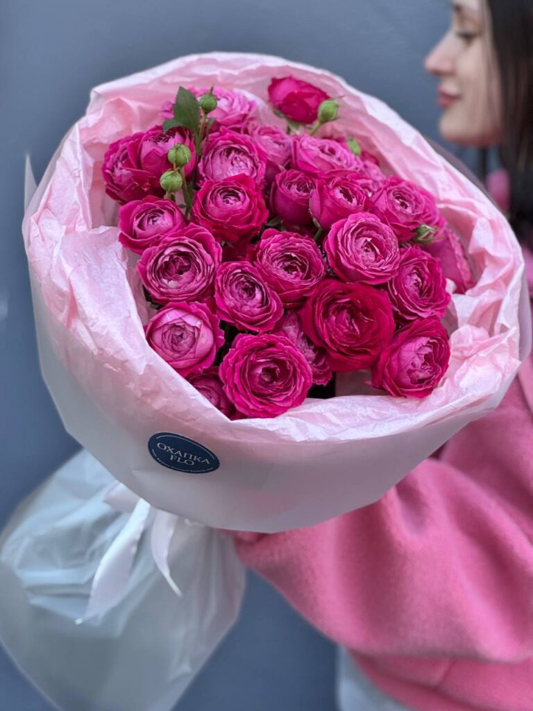 Розы ярко-розовые кустовые букет