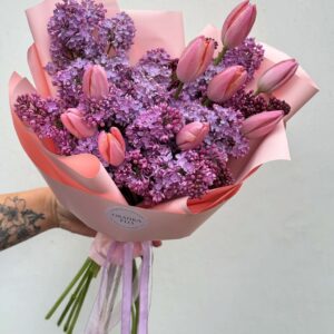 Красивый авторский букет из тюльпанов и сирени